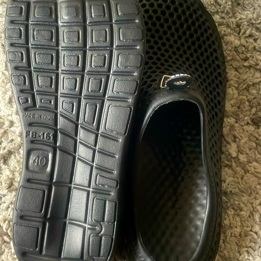 Black unisex shoes